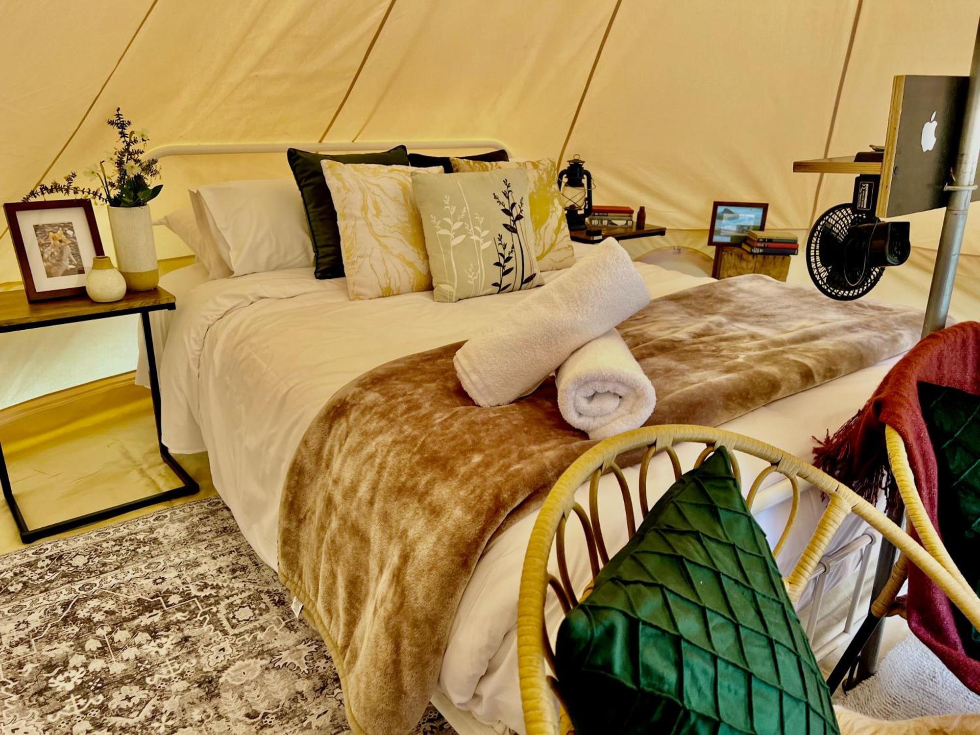 Base Glamp Bruny - Heated Tents For 8 People Luxury tent