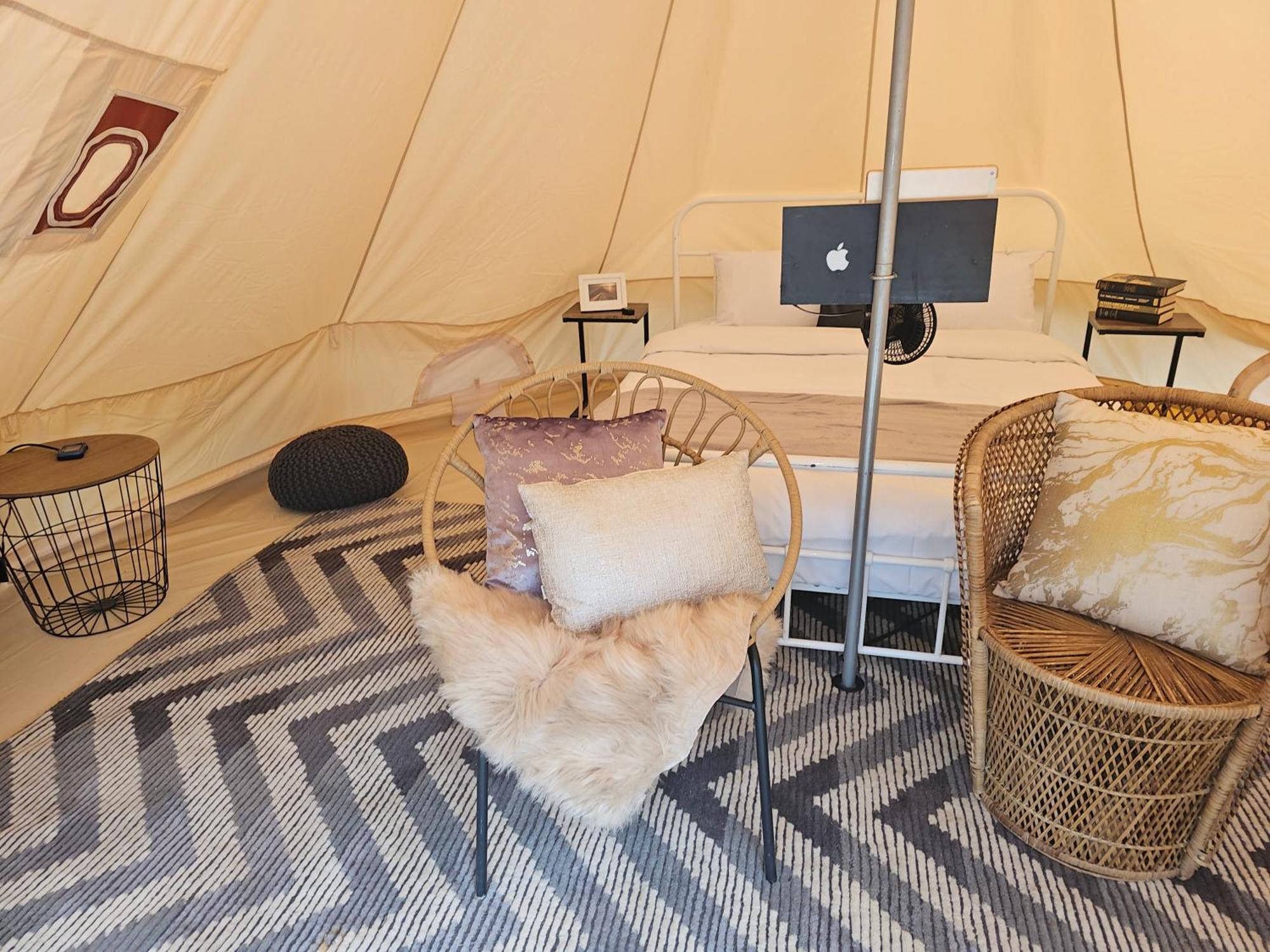 Base Glamp Bruny - Heated Tents For 8 People Luxury tent
